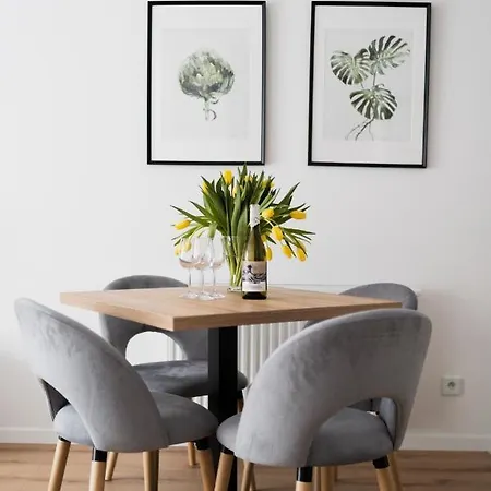 Square Apartment *