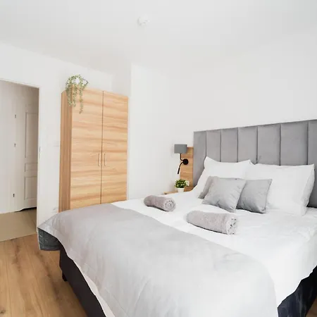 Square Apartment